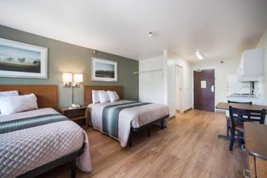 HomeTowne Studios by Red Roof St. Louis - Airport/N Lindbergh