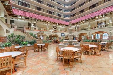 Embassy Suites Kansas City Plaza