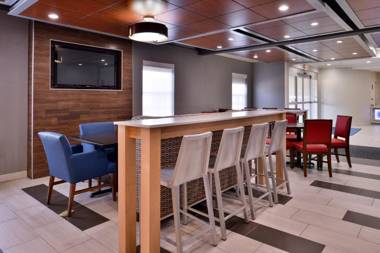 Holiday Inn Express Hotel & Suites North Kansas City an IHG Hotel