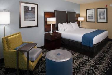 Holiday Inn Express & Suites Kansas City Airport an IHG Hotel