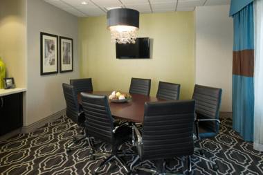 Holiday Inn Express & Suites Kansas City Airport an IHG Hotel