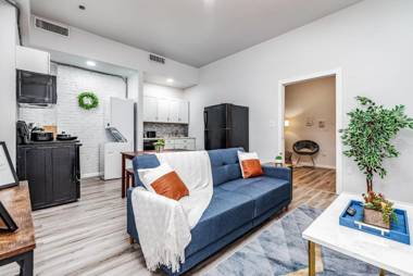 Park Ave Townhome with parking by CozySuites