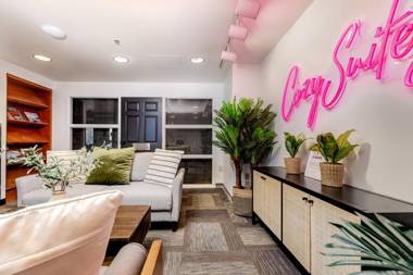 CozySuites CWE Bold Queen hotel suite