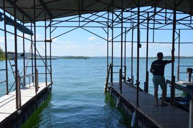 2 bdr Suite Right on Lake Tablerock Near Big Cedar Lodge Red Bud Cove