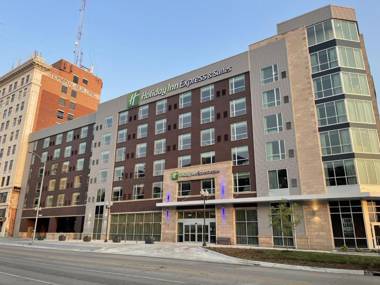 Holiday Inn Express & Suites - Lincoln Downtown  an IHG Hotel