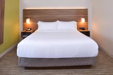 Holiday Inn Express & Suites - Omaha - 120th and Maple an IHG Hotel