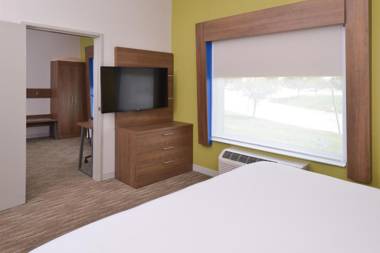 Holiday Inn Express & Suites - Omaha - 120th and Maple an IHG Hotel