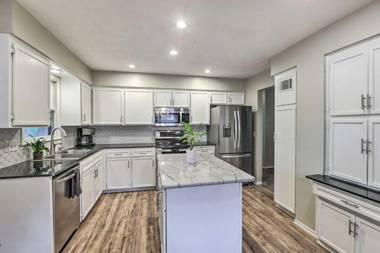 Cozy Omaha Home Walk to Dining Pets Welcome