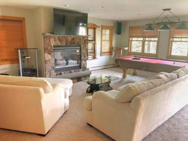 P5 Ski-in Ski-out rare find Presidential View single family with garage pool table ping pong