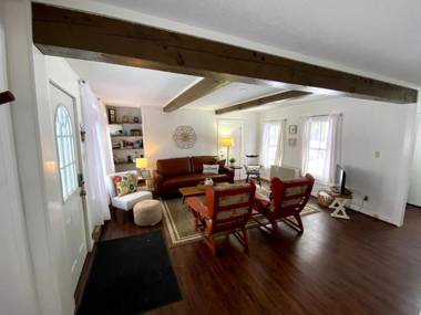 Cozy Chic Downtown Franconia Apartment small town feel close to tons of area attractions