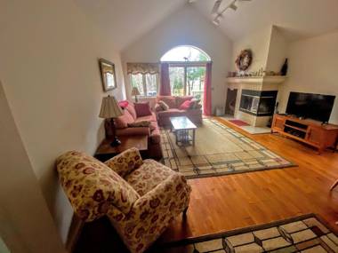 F9 Fairway Village home on the Mt Washington golf course - in the heart of Bretton Woods