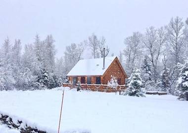 BC Log cabin with private beach river fire pit AC wifi onsite trails ski slope views