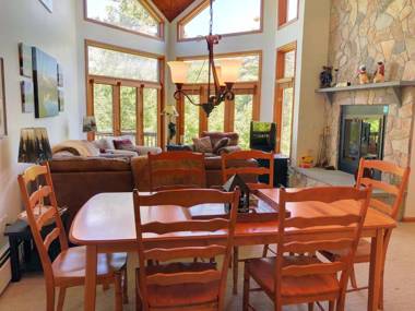 C6 Beautiful views from this Crawford Ridge Townhome a short walk from the slopes