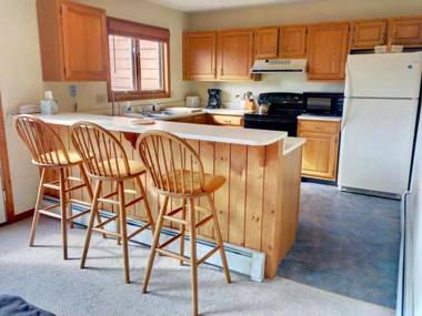 W4 Comfortable and spacious Bretton Woods condo with ski slope views fireplace and fast wifi!