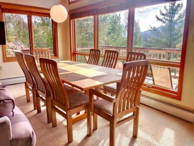 W4 Comfortable and spacious Bretton Woods condo with ski slope views fireplace and fast wifi!