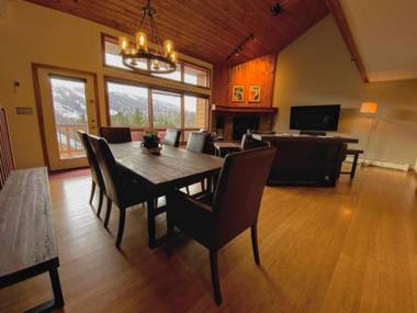 W5 AIR CONDITIONED Mount Washington Place townhouse with fireplace air hockey free and fast wifi