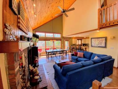 W8 Mount Washington Place Townhome great slope views fireplace large deck yard and ping pong