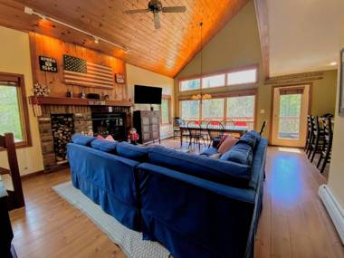 W8 Mount Washington Place Townhome great slope views fireplace large deck yard and ping pong