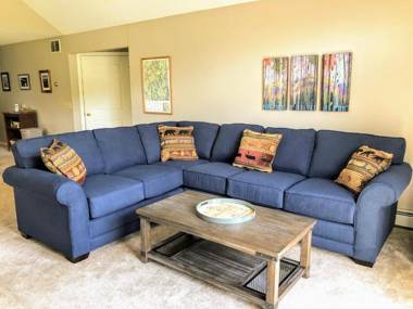 F3 Fairway Village Condo with great mountain views 8 minute walk from Omni Mount Washington Hotel!