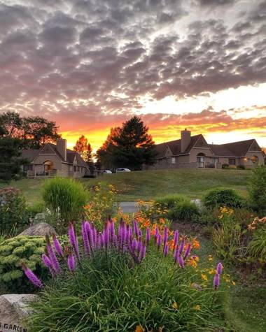 F3 Fairway Village Condo with great mountain views 8 minute walk from Omni Mount Washington Hotel!