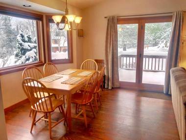 O8 Renovated Forest Cottage Townhome with great Mt Washington views fast wifi Walk to skiing