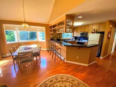 F6 Townhome with golf course and mountain views in Bretton Woods next to Mt Washington HotelF6