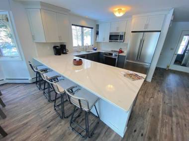 F7 Comfortable golf course townhouse within walking distance of Mount Washington Hotel