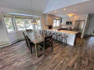 F7 Comfortable golf course townhouse within walking distance of Mount Washington Hotel