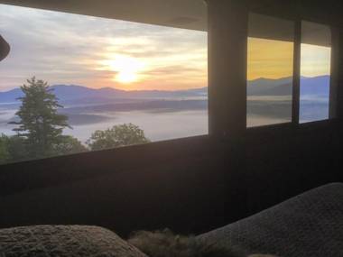 RL Breathtaking views and grand unique style private mountain retreat 4WD recommended