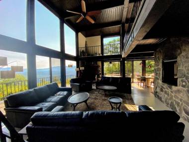 RL Breathtaking views and grand unique style private mountain retreat 4WD recommended