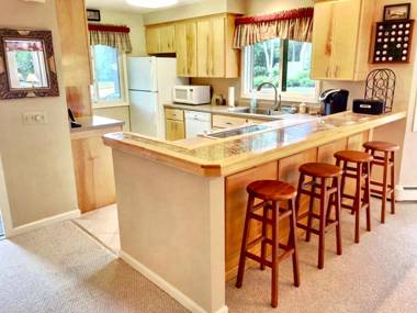 G4 Modern home with AC within walking distance of golf course and Mt Washington Hotel
