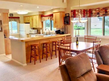 G4 Modern home with AC within walking distance of golf course and Mt Washington Hotel