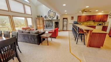 H5 Luxurious StoneHill Townhome with magnificent ski slopes view hot tub!