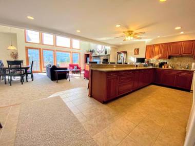 H5 Luxurious StoneHill Townhome with magnificent ski slopes view hot tub!