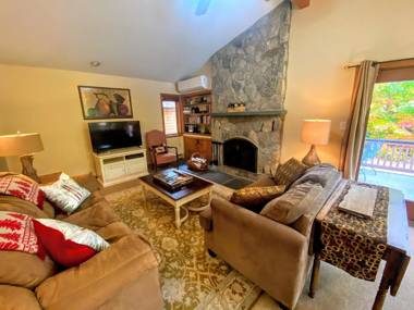 O1 Slopeside Bretton Woods cottage with AC large patio and private yard Walk to slopes