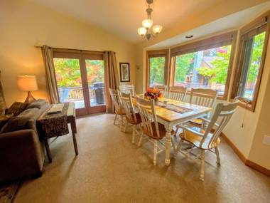 O1 Slopeside Bretton Woods cottage with AC large patio and private yard Walk to slopes