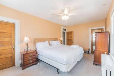 Beach Block 7 bdrms Parking Patio and Sunroom