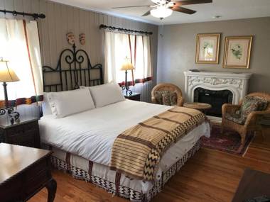 Casa Blanca Inn and Suites