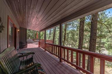 Fort Getaway 3 Bedroom Hot Tub Grill Sleeps 6 TV's AC WiFi Wooded