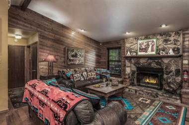 Fort Getaway 3 Bedroom Hot Tub Grill Sleeps 6 TV's AC WiFi Wooded