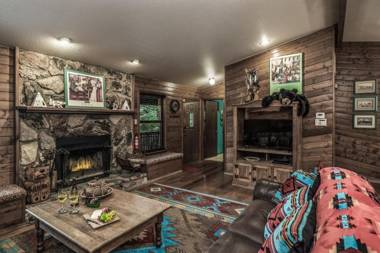 Fort Getaway 3 Bedroom Hot Tub Grill Sleeps 6 TV's AC WiFi Wooded