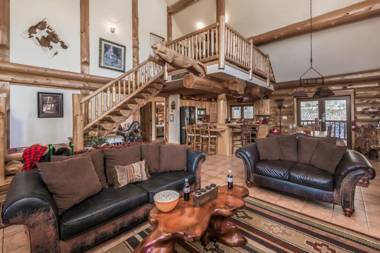 Panther Lodge 3 Bedrooms Sleeps 8 WiFi Jacuzzi Wood Burning Fireplace