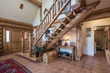 Panther Lodge 3 Bedrooms Sleeps 8 WiFi Jacuzzi Wood Burning Fireplace