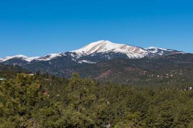 CenterView 2 Bedrooms Sleeps 6 Hot Tub Gas Fireplace Large TV