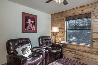 CenterView 2 Bedrooms Sleeps 6 Hot Tub Gas Fireplace Large TV