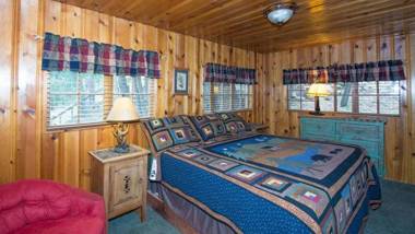Cabin Fever - Cozy whirlpool cabin near river & downtown