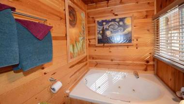Cabin Fever - Cozy whirlpool cabin near river & downtown