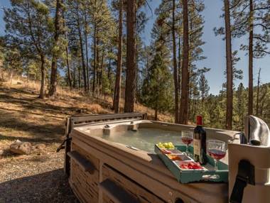 My Happy Place 3 Bedrooms Hot Tub Fireplace Jetted Tub WiFi Sleeps 6