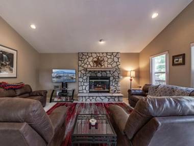 My Happy Place 3 Bedrooms Hot Tub Fireplace Jetted Tub WiFi Sleeps 6