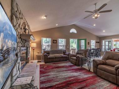 My Happy Place 3 Bedrooms Hot Tub Fireplace Jetted Tub WiFi Sleeps 6